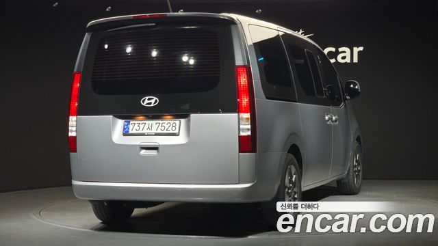 Hyundai Staria 2025 — photo 2