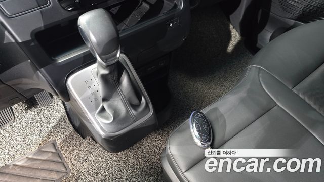 Hyundai Staria 2025 — photo 9