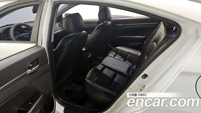 Hyundai AVANTE 2018 — photo 11