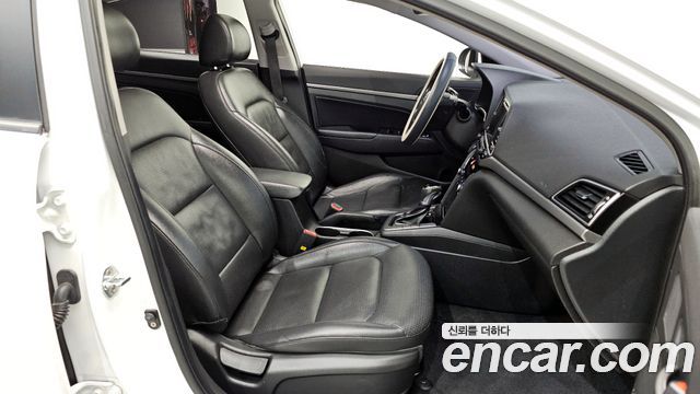 Hyundai AVANTE 2018 — photo 12