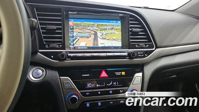 Hyundai AVANTE 2018 — photo 17