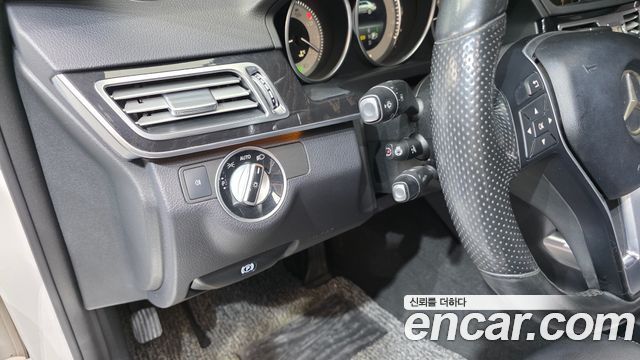 Mercedes-Benz E-Class 2016 — photo 14