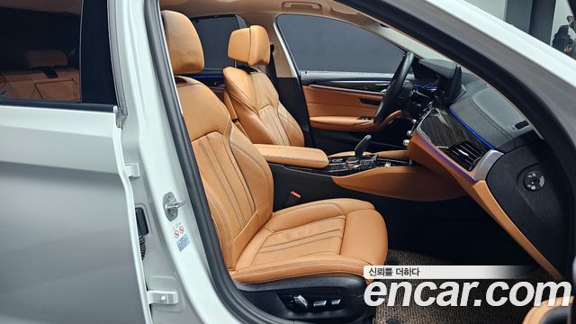 BMW 5-Series 2023 — photo 10