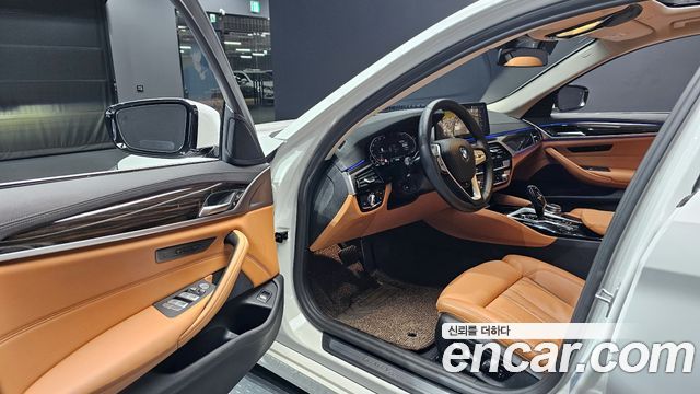 BMW 5-Series 2023 — photo 11
