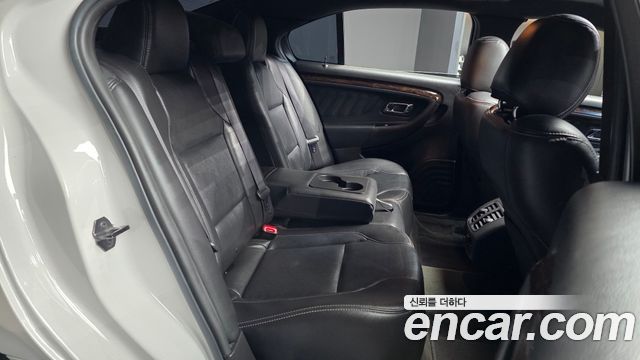 Ford Taurus 2017 — photo 12