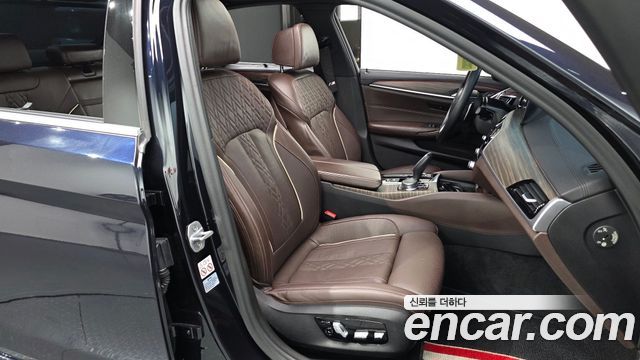 BMW 5-Series 2018 — photo 10