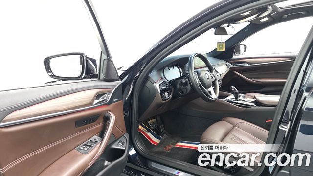 BMW 5-Series 2018 — photo 11