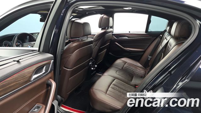 BMW 5-Series 2018 — photo 12