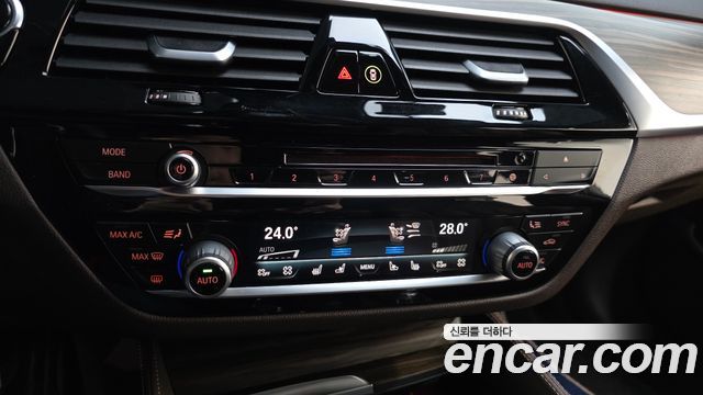 BMW 5-Series 2018 — photo 16
