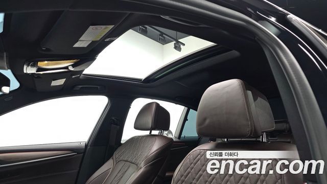 BMW 5-Series 2018 — photo 17