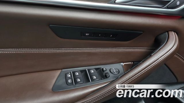 BMW 5-Series 2018 — photo 18