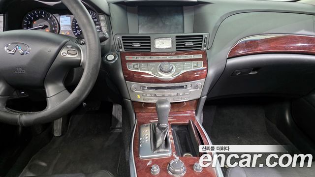 Infiniti Q70 2018 — photo 19