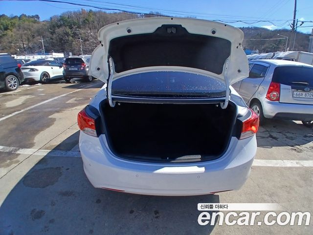 Hyundai AVANTE 2012 — photo 17