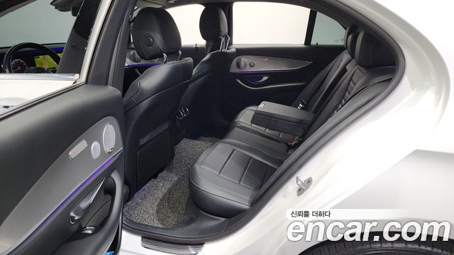 Mercedes-Benz E-Class 2019 — photo 11