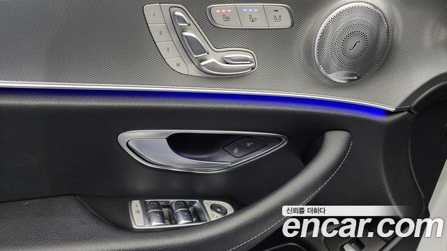 Mercedes-Benz E-Class 2019 — photo 12