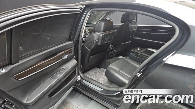 BMW 7-Series 2012 — photo 12