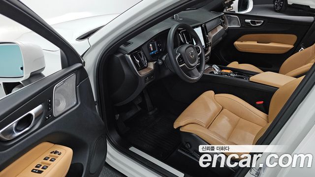 Volvo XC60 2022 — photo 11