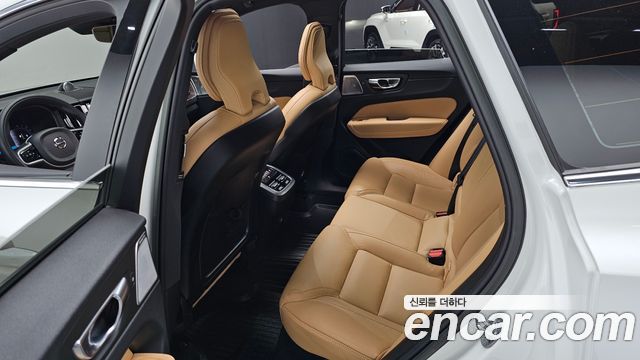 Volvo XC60 2022 — photo 12