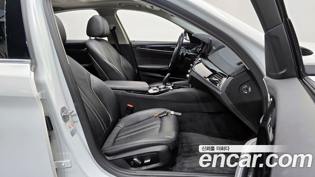 BMW 5-Series 2018 — photo 10