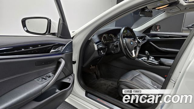 BMW 5-Series 2018 — photo 11