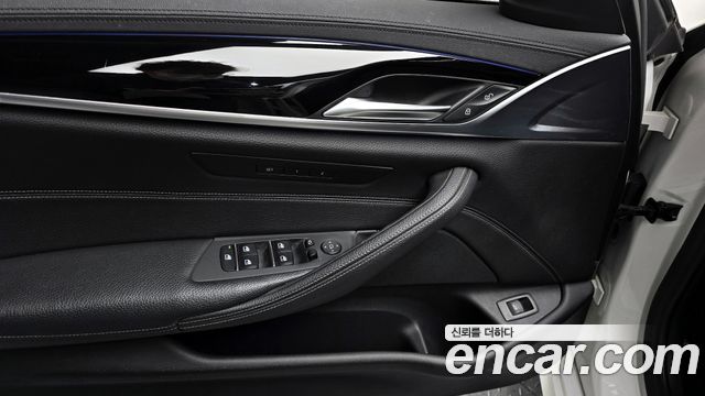 BMW 5-Series 2018 — photo 17