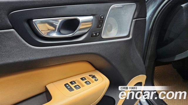 Volvo XC60 2023 — photo 16