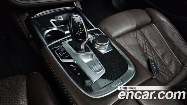 BMW 7-Series 2017 — photo 9