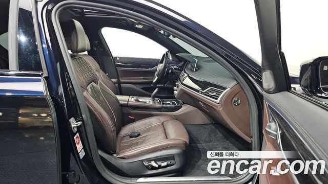 BMW 7-Series 2017 — photo 11