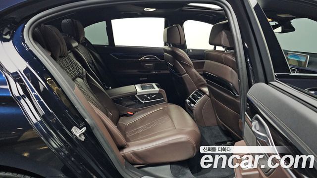 BMW 7-Series 2017 — photo 12