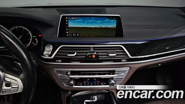 BMW 7-Series 2017 — photo 14
