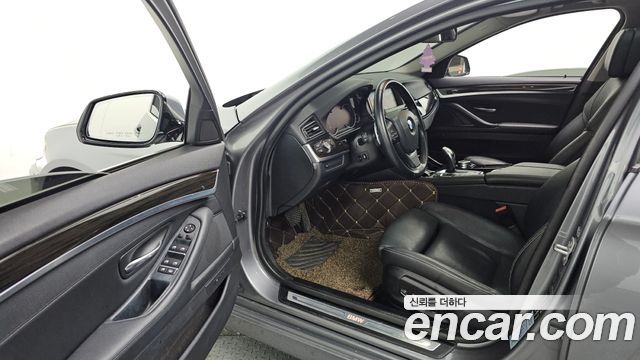 BMW 5-Series 2016 — photo 10
