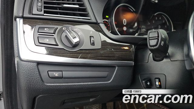 BMW 5-Series 2016 — photo 16