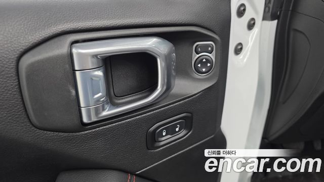 Jeep Wrangler 2022 — photo 18