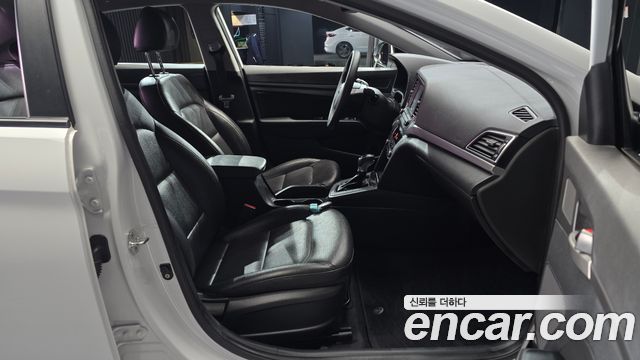 Hyundai AVANTE 2018 — photo 11
