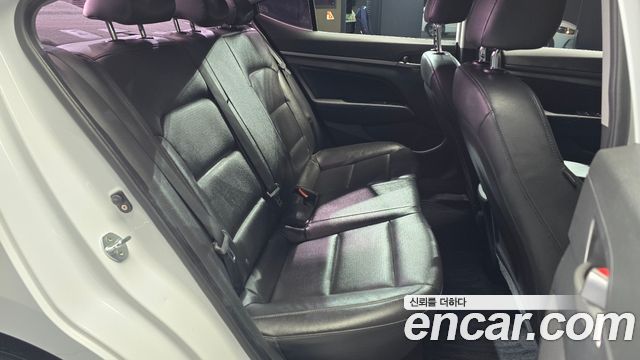 Hyundai AVANTE 2018 — photo 12