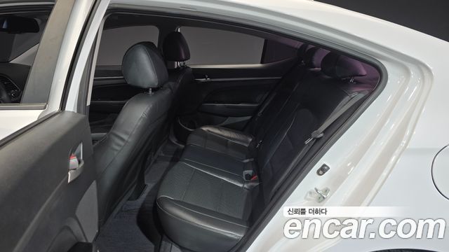 Hyundai AVANTE 2018 — photo 13
