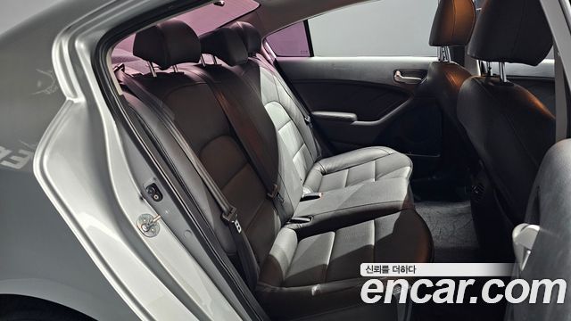 Kia K3 2016 — photo 12