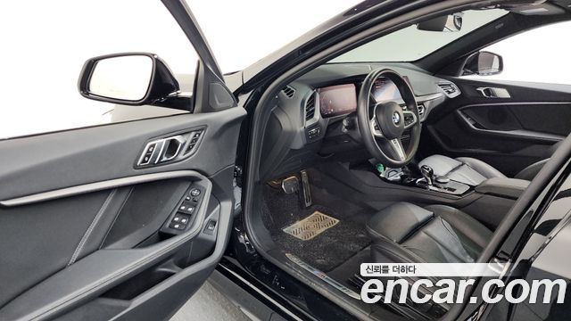 BMW 1-Series 2022 — photo 10
