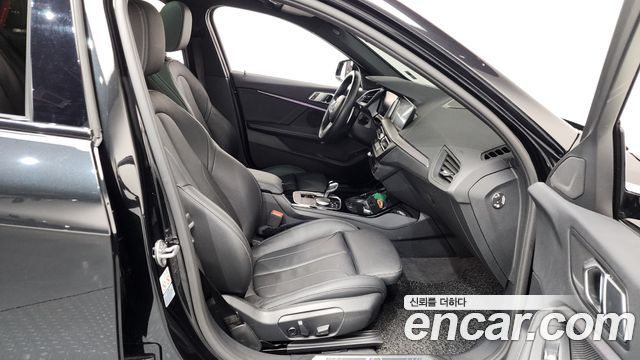 BMW 1-Series 2022 — photo 11