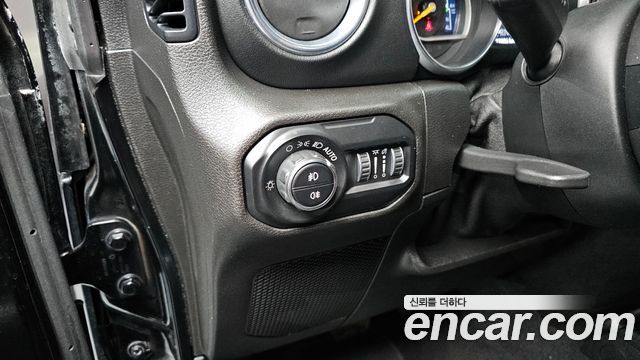 Jeep Wrangler 2019 — photo 18