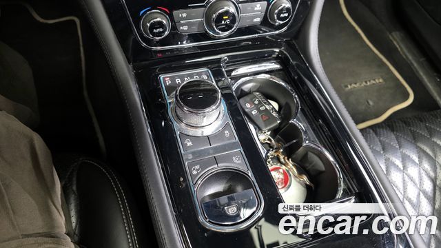 Jaguar XJ 2019 — photo 9