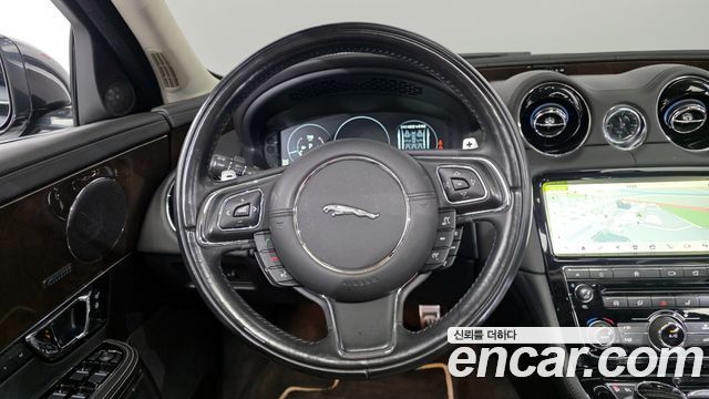 Jaguar XJ 2019 — photo 13
