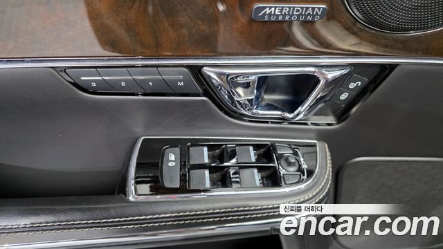Jaguar XJ 2019 — photo 14