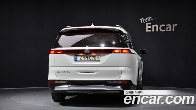 Kia Canival 2021 — photo 4