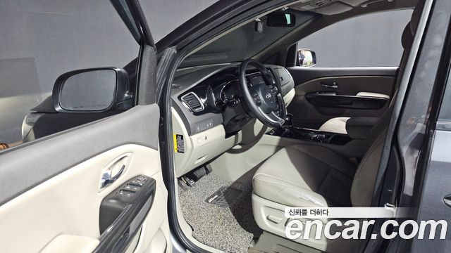 Kia Canival 2016 — photo 10
