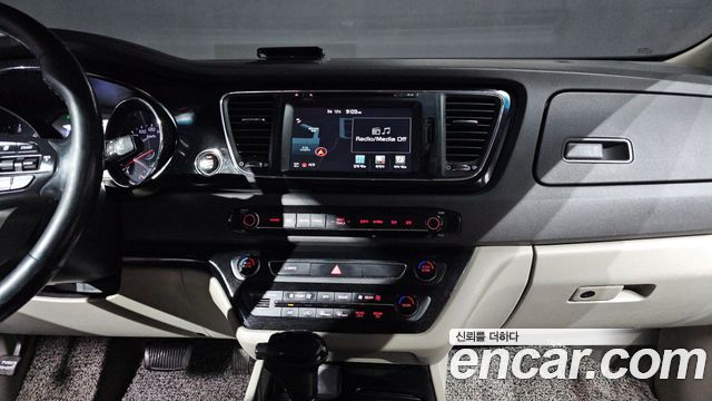 Kia Canival 2016 — photo 14