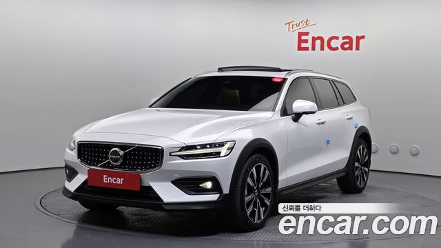 Volvo V60 2023 — photo 1