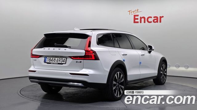 Volvo V60 2023 — photo 2