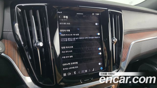 Volvo V60 2023 — photo 16