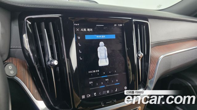 Volvo V60 2023 — photo 18